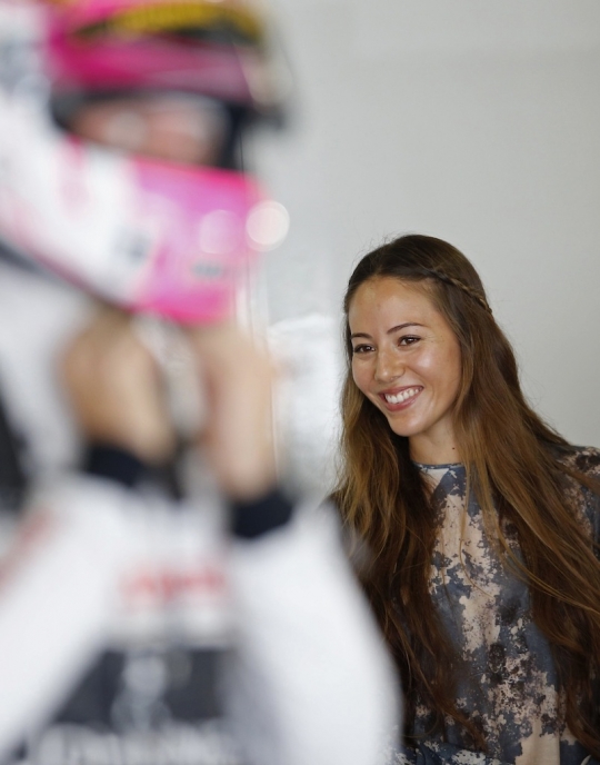 Jessica Michibata mesra payungi kekasih balapan F1 di Jepang