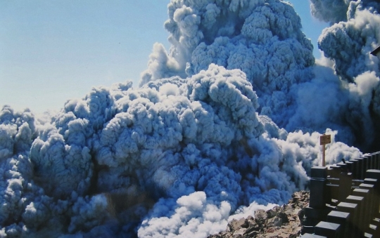 Foto pemandangan menyeramkan ketika Gunung Ontake Jepang erupsi