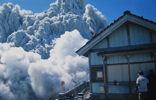 Foto pemandangan menyeramkan ketika Gunung Ontake Jepang erupsi