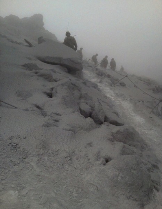 Foto pemandangan menyeramkan ketika Gunung Ontake Jepang erupsi