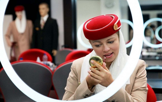 Mengintip aktivitas pramugari cantik Fly Emirates di ruang ganti