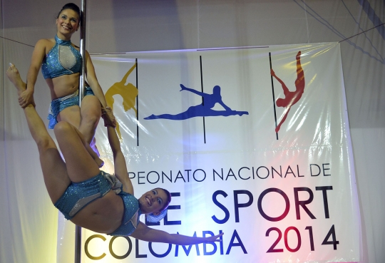 Aksi energik wanita Kolombia bersaing dalam kejuaraan pole dance