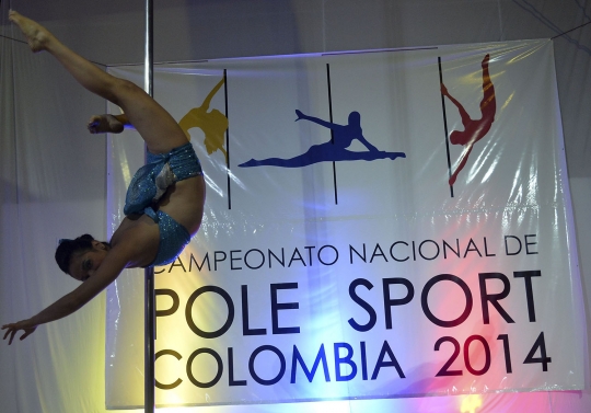 Aksi energik wanita Kolombia bersaing dalam kejuaraan pole dance