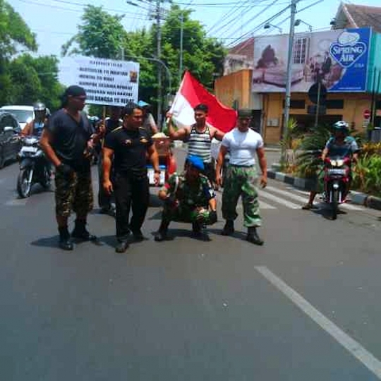 Aksi Kopral Subagyo jalan jongkok sejauh 1 kilometer di Solo