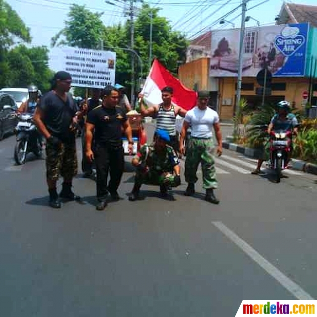 Foto : Aksi Kopral Subagyo jalan jongkok sejauh 1 