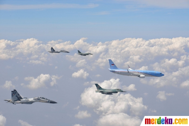 Foto : Aksi F-16 dan Sukhoi TNI AU kawal pesawat 