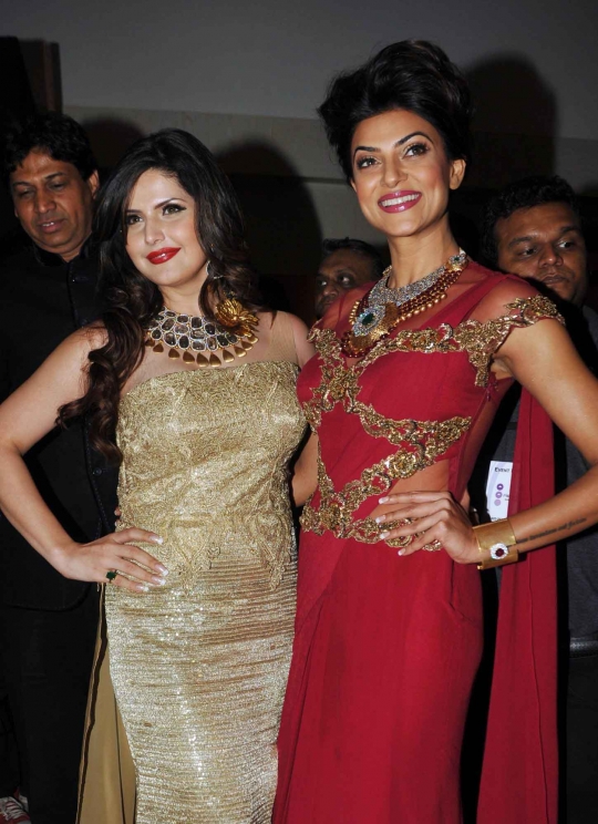 Pesona para aktris Bollywood hadiri pameran perhiasan Bullion