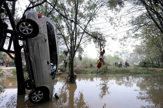 Nasib mobil warga Prancis tersangkut pohon usai diterjang banjir