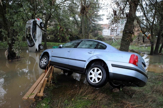 Nasib mobil warga Prancis tersangkut pohon usai diterjang banjir