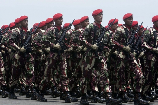 Atraksi pasukan & kendaraan tempur meriahkan HUT TNI di Surabaya