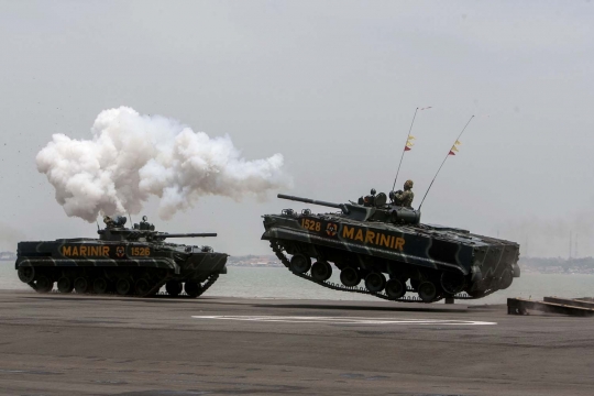 Atraksi pasukan & kendaraan tempur meriahkan HUT TNI di Surabaya