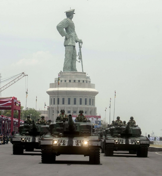 Atraksi pasukan & kendaraan tempur meriahkan HUT TNI di Surabaya