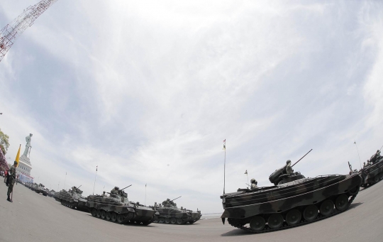 Atraksi pasukan & kendaraan tempur meriahkan HUT TNI di Surabaya