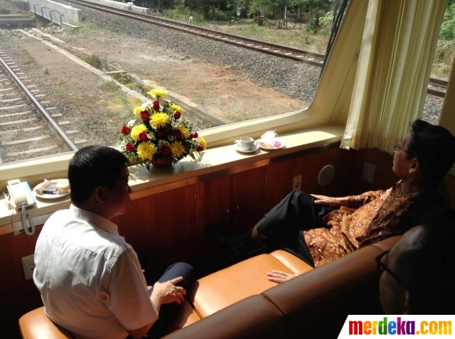 Foto Naik Kereta Ke Pekalongan Boediono Nikmati Keindahan