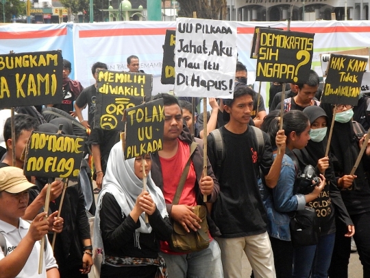 Tolak Pilkada via DPRD, massa pajang poster di Pendopo Si Panji