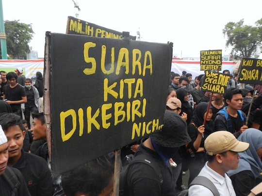 Tolak Pilkada via DPRD, massa pajang poster di Pendopo Si Panji