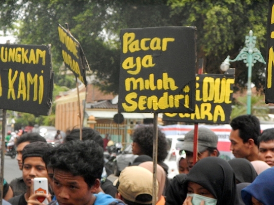 Tolak Pilkada via DPRD, massa pajang poster di Pendopo Si Panji