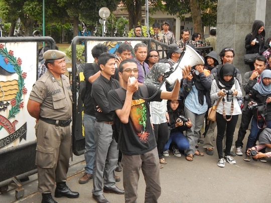 Tolak Pilkada via DPRD, massa pajang poster di Pendopo Si Panji