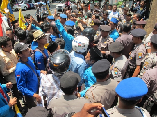 Demo tolak UU Pilkada di Kediri, mahasiswa dan polisi bentrok