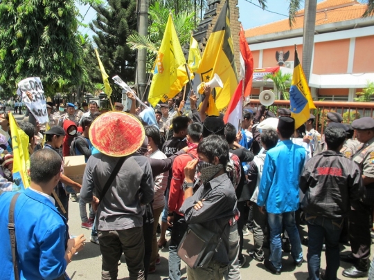 Demo tolak UU Pilkada di Kediri, mahasiswa dan polisi bentrok