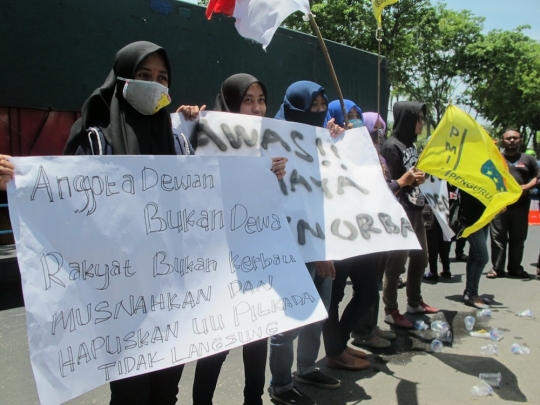 Demo tolak UU Pilkada di Kediri, mahasiswa dan polisi bentrok