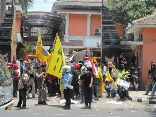 Demo tolak UU Pilkada di Kediri, mahasiswa dan polisi bentrok