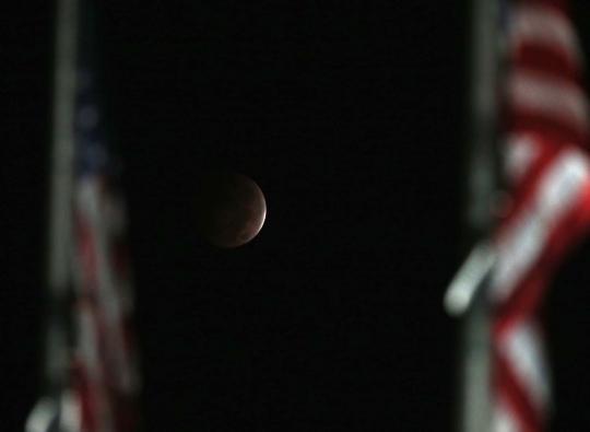 Menyaksikan keindahan proses gerhana bulan merah