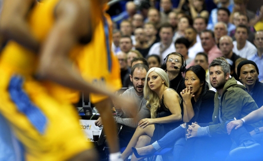 Antusiasme Lady Gaga saat nonton pertandingan basket di Berlin