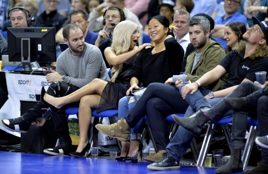 Antusiasme Lady Gaga saat nonton pertandingan basket di Berlin