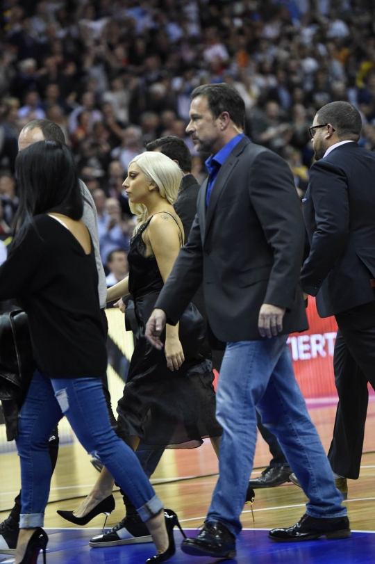 Antusiasme Lady Gaga saat nonton pertandingan basket di Berlin