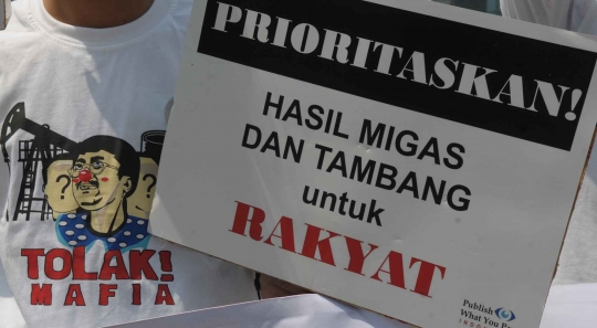 Bertopeng Jokowi-JK, aktivis di HI demo tolak mafia migas