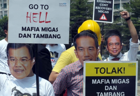 Bertopeng Jokowi-JK, aktivis di HI demo tolak mafia migas