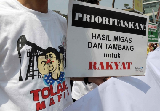 Bertopeng Jokowi-JK, aktivis di HI demo tolak mafia migas