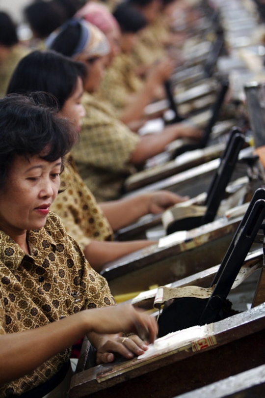 Produsen rokok popular di Kediri pensiunkan ribuan pekerjanya