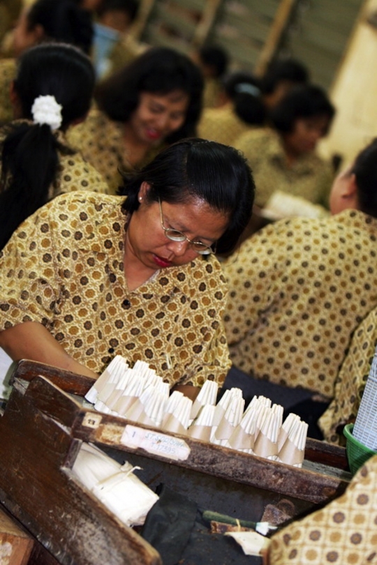 Produsen rokok popular di Kediri pensiunkan ribuan pekerjanya