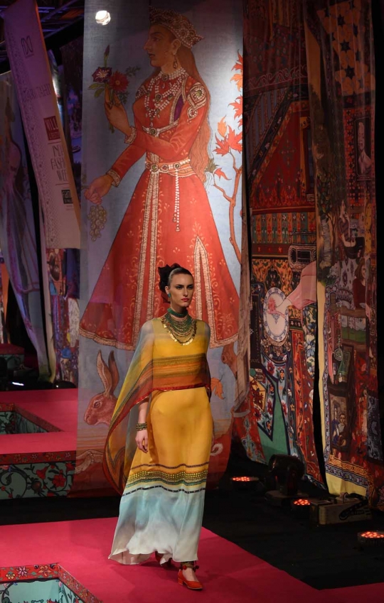 Pesona model-model India berlenggang di catwalk WLI Fashion Week