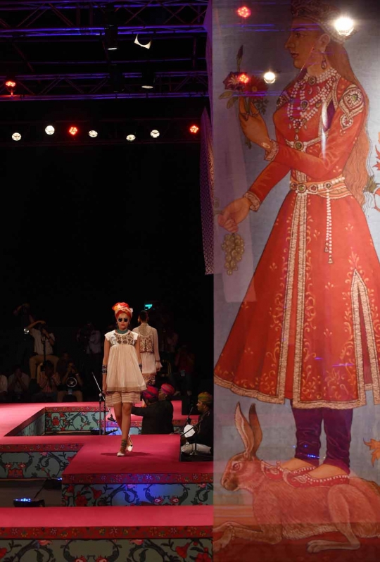 Pesona model-model India berlenggang di catwalk WLI Fashion Week