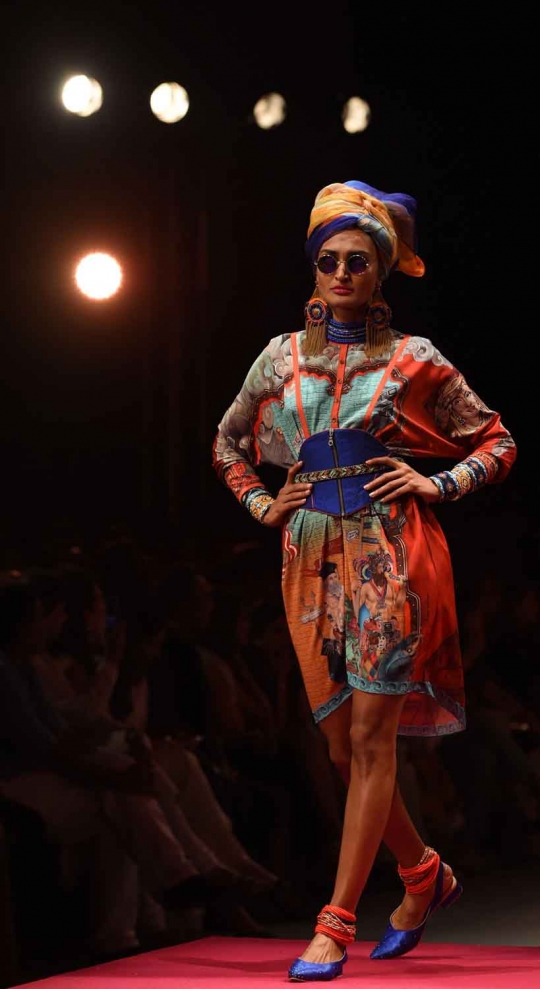 Pesona model-model India berlenggang di catwalk WLI Fashion Week