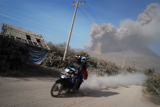 Menengok aktivitas warga Karo di tengah erupsi Gunung Sinabung