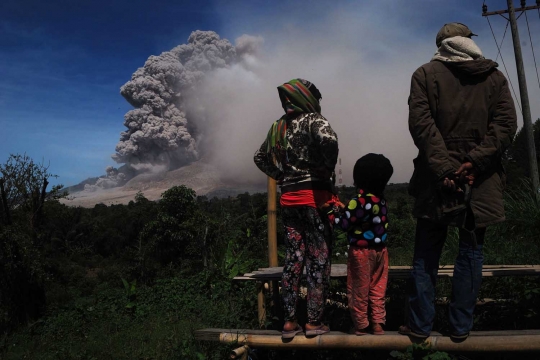 Menengok aktivitas warga Karo di tengah erupsi Gunung Sinabung