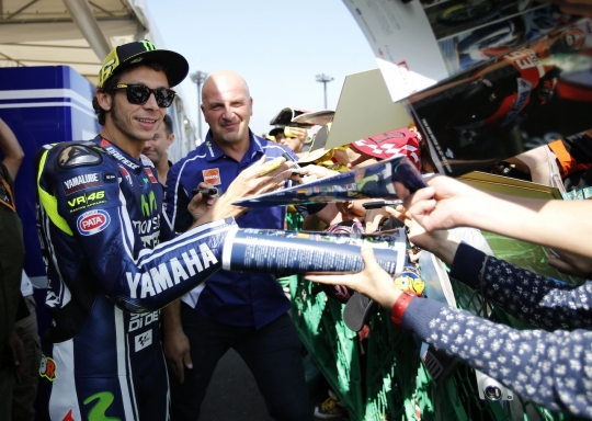 Rossi dan Lorenzo jadi rebutan para fans Jepang