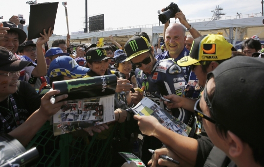 Rossi dan Lorenzo jadi rebutan para fans Jepang