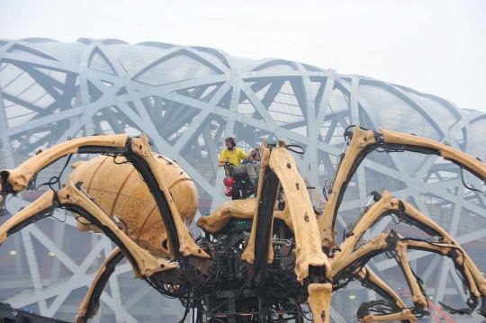Pertarungan robot laba-laba dan kuda naga hebohkan warga China