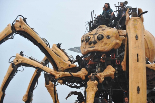 Pertarungan robot laba-laba dan kuda naga hebohkan warga China
