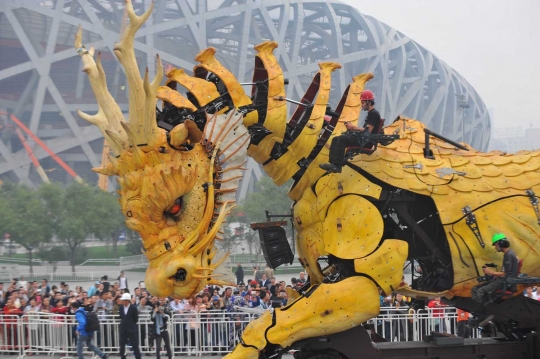 Pertarungan robot laba-laba dan kuda naga hebohkan warga China