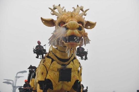 Pertarungan robot laba-laba dan kuda naga hebohkan warga China