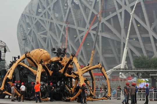 Pertarungan robot laba-laba dan kuda naga hebohkan warga China