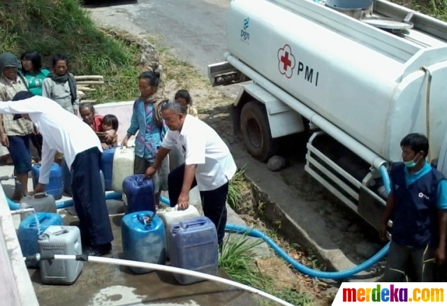 Foto PMI bantu 18 truk  tangki  air  bersih untuk 