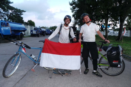 Ini 2 WNI yang nekat gowes ke Myanmar demi dukung Evan Dimas dkk