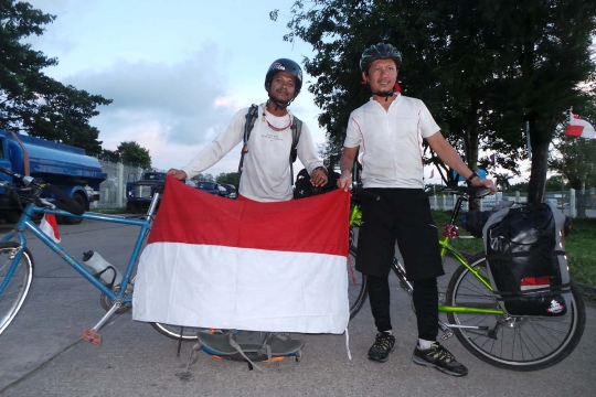 Ini 2 WNI yang nekat gowes ke Myanmar demi dukung Evan Dimas dkk